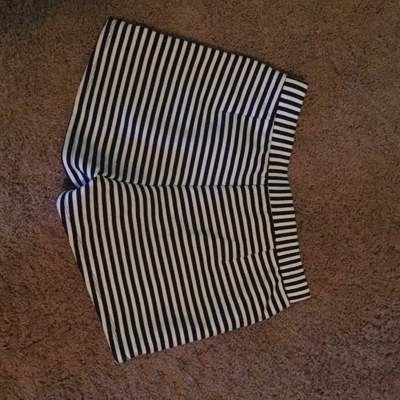 Stylish Black and White stripped shorts! - Picture 3 of 3